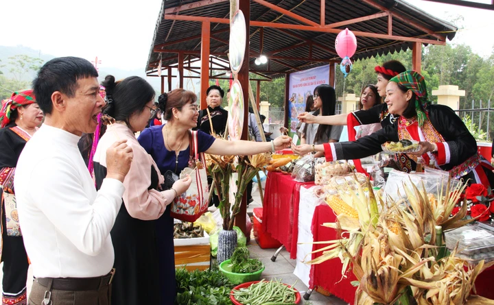 Về Quảng Ninh xem sắc màu chợ phiên lớn nhất năm Về Quảng Ninh xem sắc màu chợ phiên lớn nhất năm