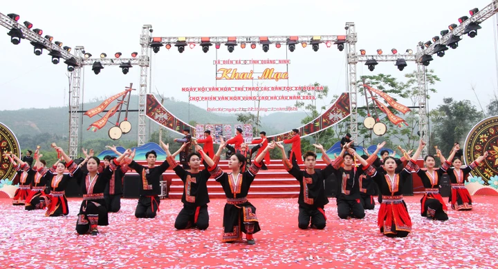 Về Quảng Ninh xem sắc màu chợ phiên lớn nhất năm Về Quảng Ninh xem sắc màu chợ phiên lớn nhất năm