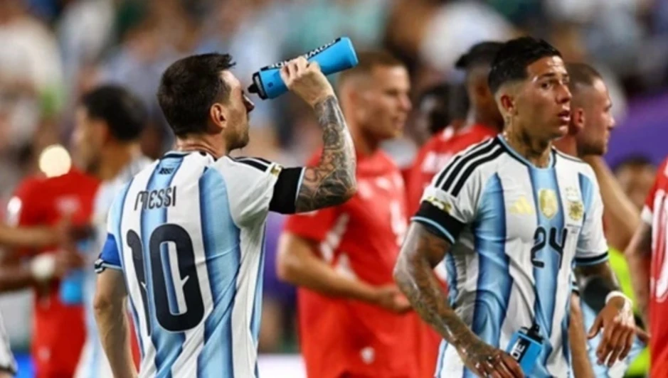 Vì sao cầu thủ Argentina đeo băng đen trong trận tứ kết World Cup? - Báo TinVina Vì sao cầu thủ Argentina đeo băng đen trong trận tứ kết World Cup? - Báo TinVina