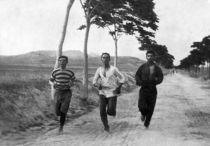 Vì sao đường chạy marathon lại dài 42,195km? Vì sao đường chạy marathon lại dài 42,195km?
