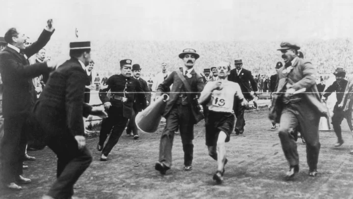 Vì sao đường chạy marathon lại dài 42,195km? Vì sao đường chạy marathon lại dài 42,195km?