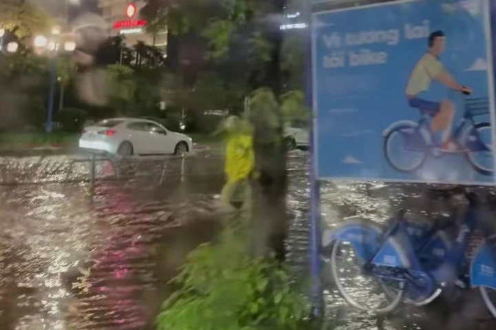 Vì sao đường phố Hà Nội úng ngập dù mưa không quá lớn? Vì sao đường phố Hà Nội úng ngập dù mưa không quá lớn?
