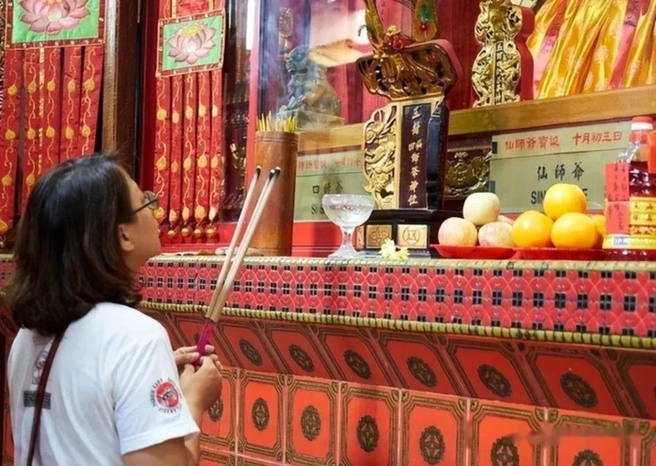 Vì sao giới trẻ Trung Quốc đổ xô đi chùa?