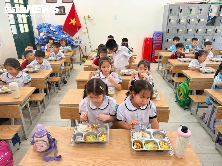 Vì sao Hà Nội đề xuất tăng mức trần tiền ăn bán trú từ 35.000 lên 50.000 đồng? Vì sao Hà Nội đề xuất tăng mức trần tiền ăn bán trú từ 35.000 lên 50.000 đồng?