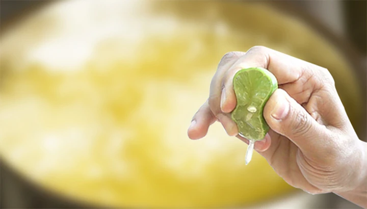 Vì sao nên cho nước cốt chanh vào dầu khi chiên để giảm bắn dầu và tăng độ giòn Vì sao nên cho nước cốt chanh vào dầu khi chiên để giảm bắn dầu và tăng độ giòn