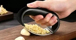 Vì sao nên đập dập tỏi trước khi nấu để tăng lợi ích sức khỏe?