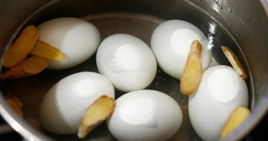 Vì sao nên thêm gừng vào nồi luộc trứng vịt lộn để món ăn thêm hấp dẫn