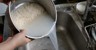 Vì sao nên vo gạo chắt nước rồi "bôi khắp nhà"?