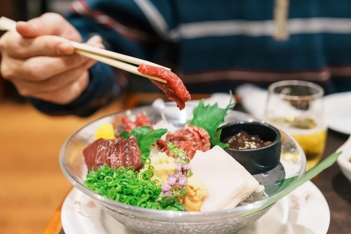 Vì sao người Nhật Bản ăn thịt ngựa sống? Vì sao người Nhật Bản ăn thịt ngựa sống?