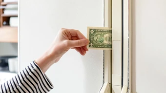 Vì sao nhiều người kẹp tiền vào tủ lạnh?