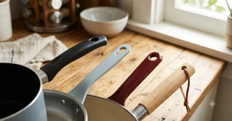 Vì sao nồi chảo lại có lỗ tròn trên tay cầm?