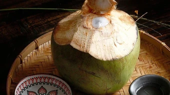 Vì sao nước dừa giúp thịt kho mềm và màu đẹp - Báo TinVina Cooking