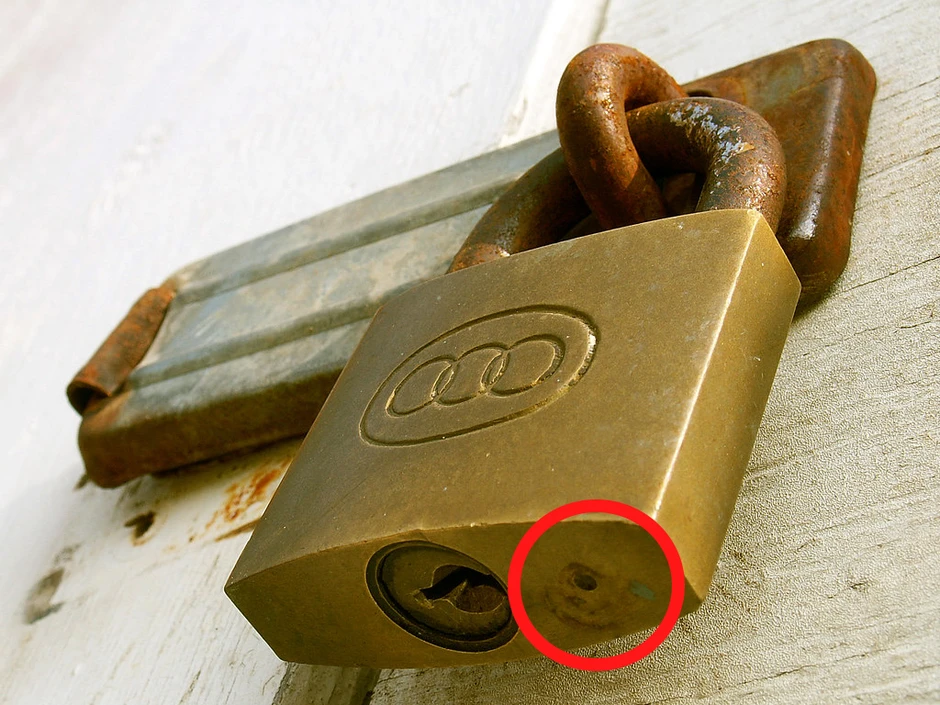 Vì sao ổ khóa có lỗ nhỏ: Tác dụng và bảo trì cần biết Vì sao ổ khóa có lỗ nhỏ: Tác dụng và bảo trì cần biết