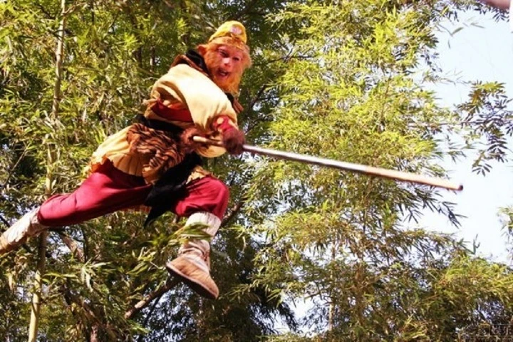 Vì sao Tôn Ngộ Không lại nhét gậy Như Ý vào lỗ tai mà không cất chỗ khác?