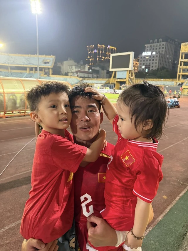 Vì sao vợ Duy Mạnh lại "xin vía" cho quý tử tóc xoăn giống Xuân Son? Vì sao vợ Duy Mạnh lại "xin vía" cho quý tử tóc xoăn giống Xuân Son?