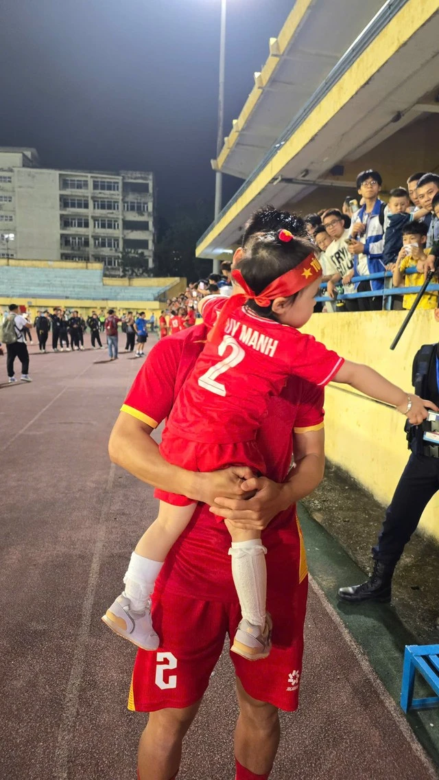 Vì sao vợ Duy Mạnh lại "xin vía" cho quý tử tóc xoăn giống Xuân Son? Vì sao vợ Duy Mạnh lại "xin vía" cho quý tử tóc xoăn giống Xuân Son?
