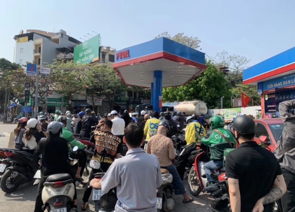 Ví tiền người dân mỏng dần vì giá xăng Ví tiền người dân mỏng dần vì giá xăng