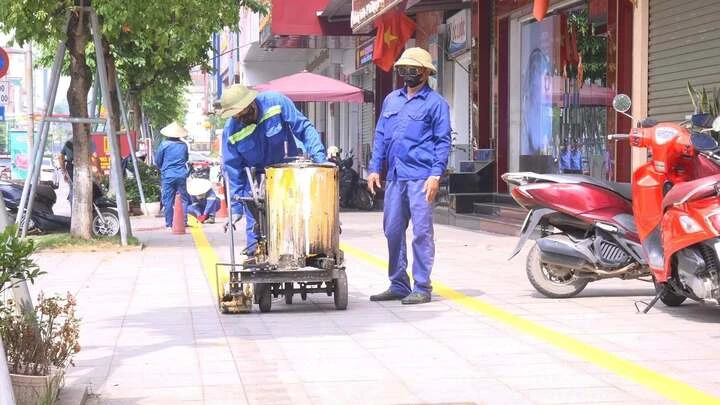 Vỉa hè Thái Nguyên 'lột xác' sau kẻ vạch: Người đi bộ hết nơm nớp lo sợ Vỉa hè Thái Nguyên 'lột xác' sau kẻ vạch: Người đi bộ hết nơm nớp lo sợ