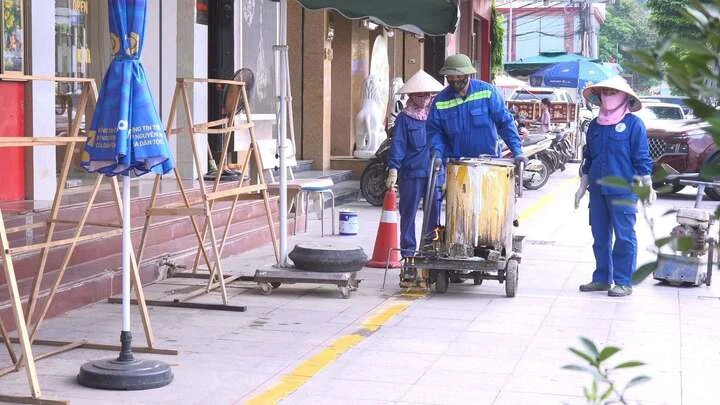 Vỉa hè Thái Nguyên 'lột xác' sau kẻ vạch: Người đi bộ hết nơm nớp lo sợ Vỉa hè Thái Nguyên 'lột xác' sau kẻ vạch: Người đi bộ hết nơm nớp lo sợ