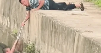 Video cậu bé đạp xe rơi xuống nước được cứu trong tích tắc gây sốt mạng