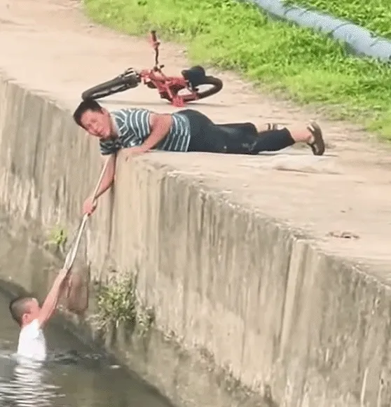 Video cậu bé đạp xe rơi xuống nước được cứu trong tích tắc gây sốt mạng Video cậu bé đạp xe rơi xuống nước được cứu trong tích tắc gây sốt mạng