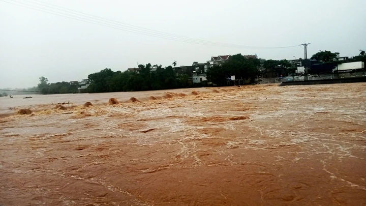 Video: Khoảnh khắc nước sông dâng cao cuồn cuộn, tràn vào nhà dân ở Quảng Ninh Video: Khoảnh khắc nước sông dâng cao cuồn cuộn, tràn vào nhà dân ở Quảng Ninh