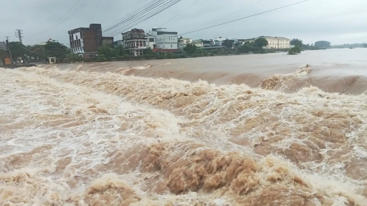 Video: Khoảnh khắc nước sông dâng cao cuồn cuộn, tràn vào nhà dân ở Quảng Ninh Video: Khoảnh khắc nước sông dâng cao cuồn cuộn, tràn vào nhà dân ở Quảng Ninh