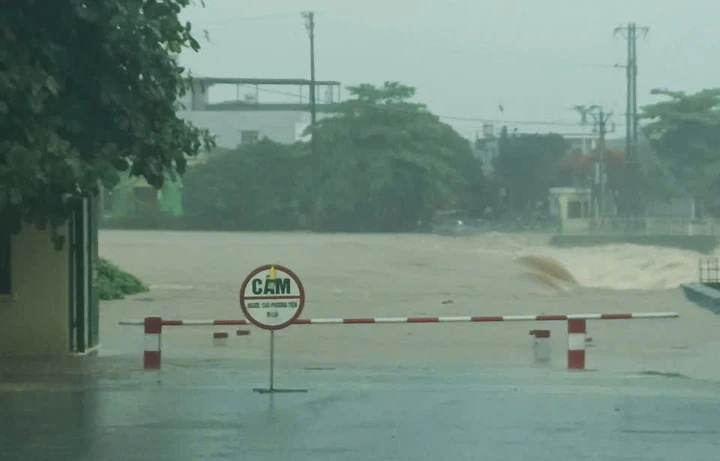 Video: Khoảnh khắc nước sông dâng cao cuồn cuộn, tràn vào nhà dân ở Quảng Ninh Video: Khoảnh khắc nước sông dâng cao cuồn cuộn, tràn vào nhà dân ở Quảng Ninh