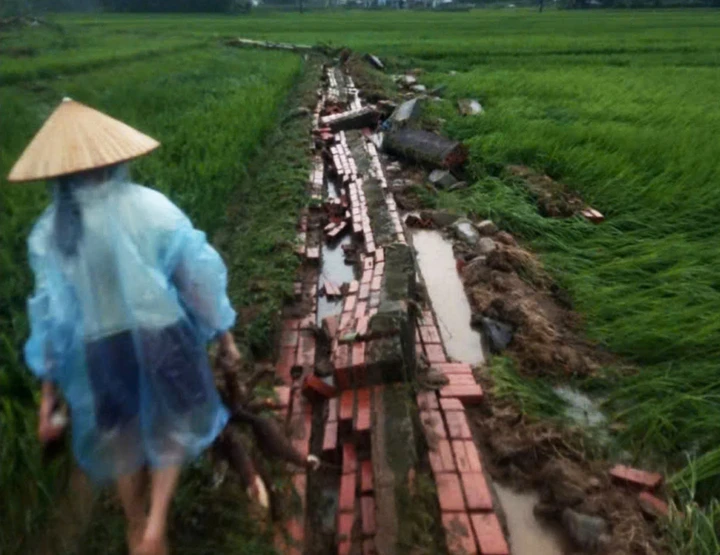 Video: Khoảnh khắc nước sông dâng cao cuồn cuộn, tràn vào nhà dân ở Quảng Ninh Video: Khoảnh khắc nước sông dâng cao cuồn cuộn, tràn vào nhà dân ở Quảng Ninh