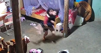 Video mưa đá rơi lộp độp thủng mái nhà, chị ôm em chạy giữa đêm ở Lào Cai