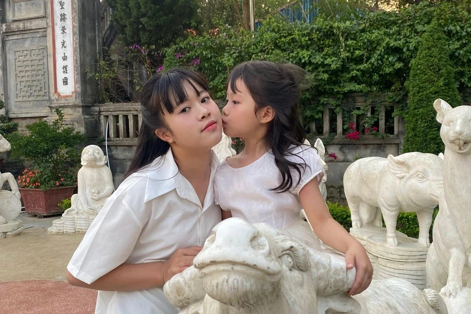 Video mưa đá rơi lộp độp thủng mái nhà, chị ôm em chạy giữa đêm ở Lào Cai