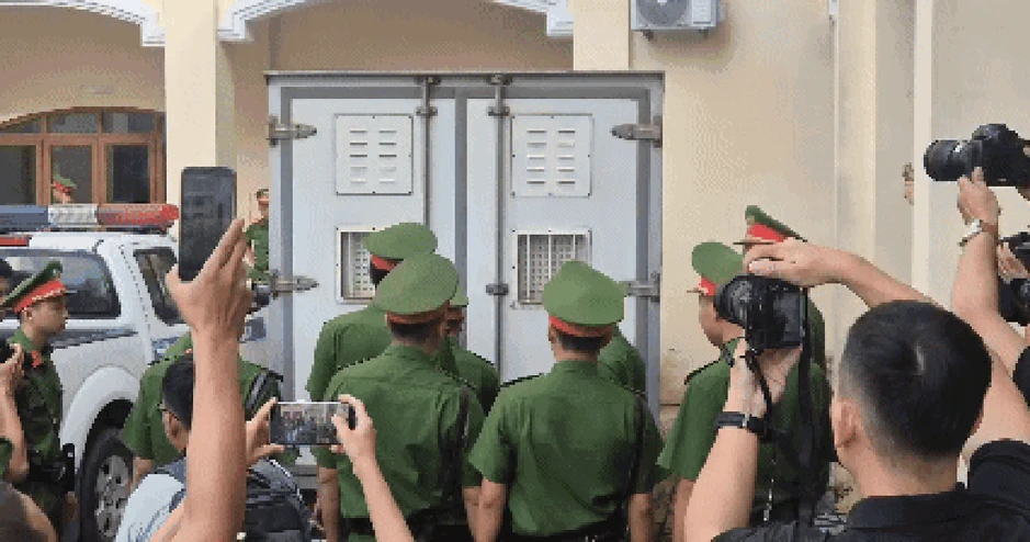 VIDEO: Người dân vây kín khi Nguyễn Đức Anh bị dẫn giải tới phiên tòa vụ thảm án