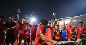 Video: Quang Hải "cosplay" thánh meme Haaland, đánh trống cho toàn đội Việt Nam Viking ăn mừng khi vô địch Asean Cup 2026