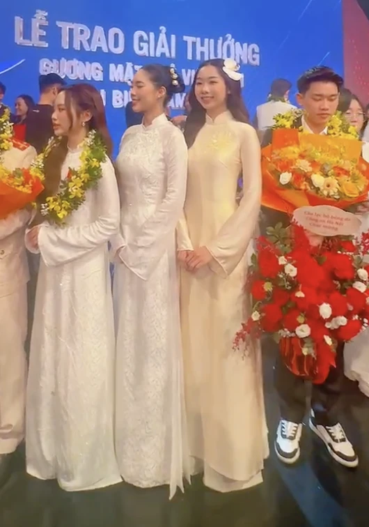 Video: Thái độ của Đình Bắc với Á hậu Châu Anh Video: Thái độ của Đình Bắc với Á hậu Châu Anh