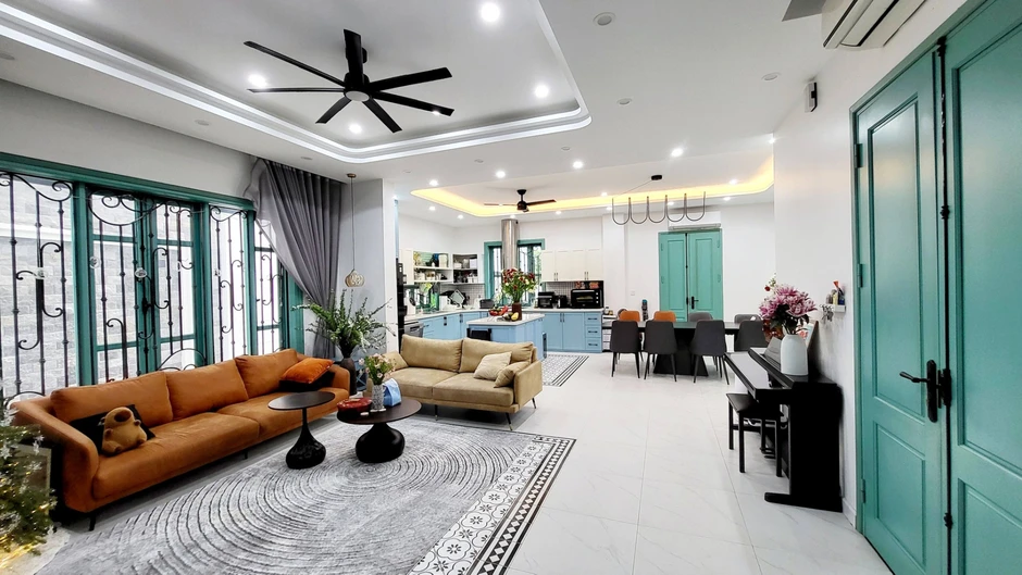 Việt Khuê - con trai nhà Toán học nổi tiếng Việt Nam: Cưới cô đồng nghiệp ở VTV, sống trong căn biệt thự bề thế Việt Khuê - con trai nhà Toán học nổi tiếng Việt Nam: Cưới cô đồng nghiệp ở VTV, sống trong căn biệt thự bề thế
