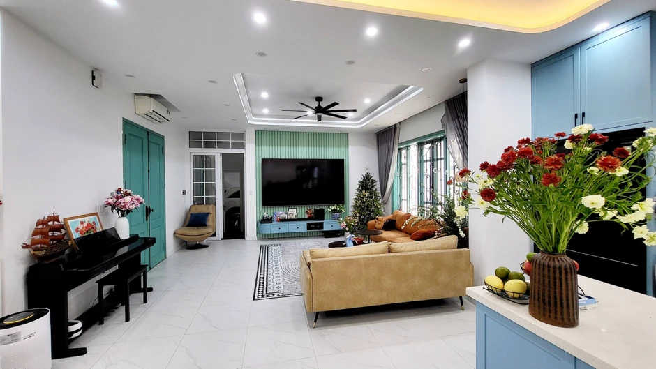 Việt Khuê - con trai nhà Toán học nổi tiếng Việt Nam: Cưới cô đồng nghiệp ở VTV, sống trong căn biệt thự bề thế Việt Khuê - con trai nhà Toán học nổi tiếng Việt Nam: Cưới cô đồng nghiệp ở VTV, sống trong căn biệt thự bề thế
