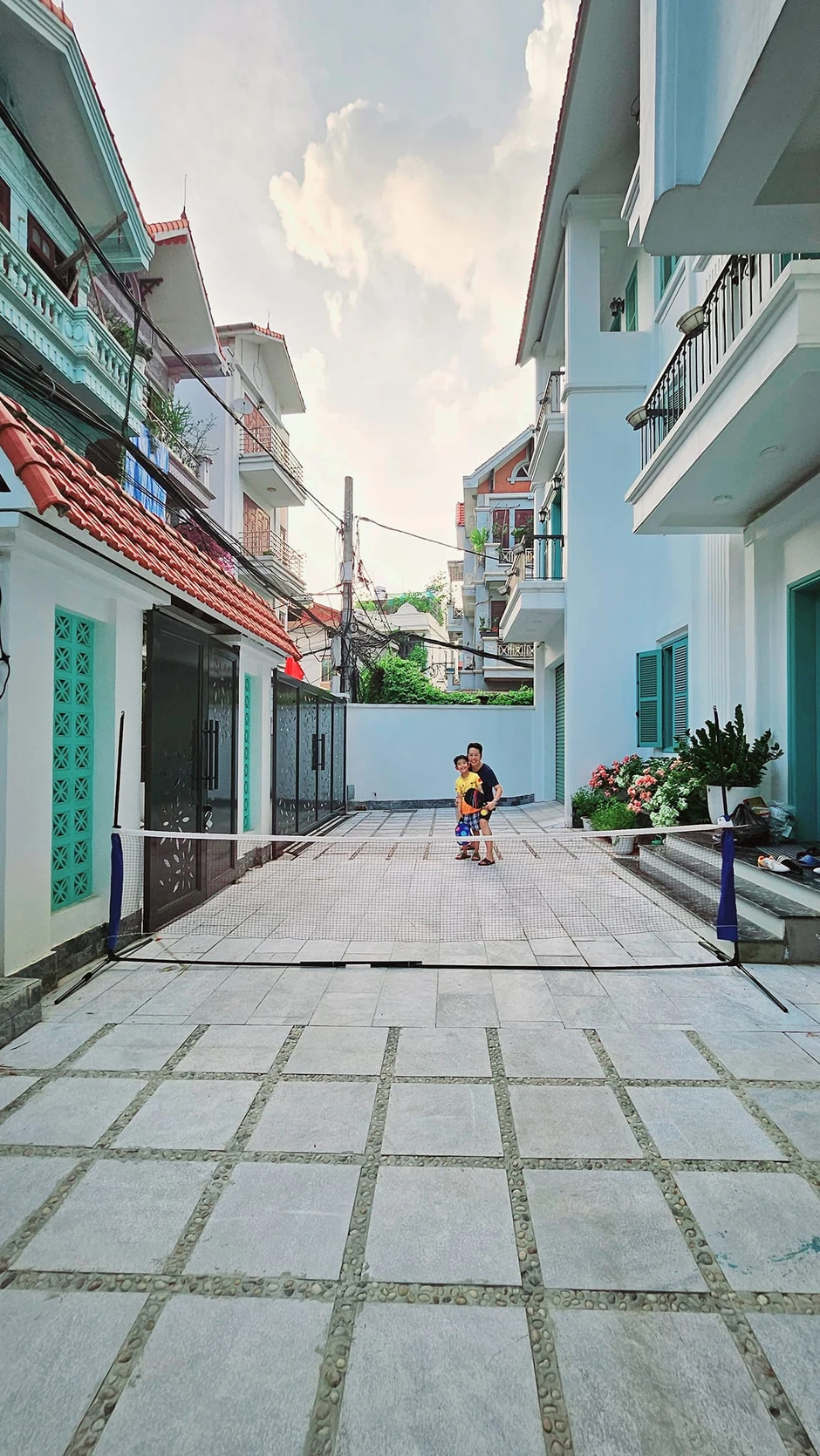 Việt Khuê - con trai nhà Toán học nổi tiếng Việt Nam: Cưới cô đồng nghiệp ở VTV, sống trong căn biệt thự bề thế Việt Khuê - con trai nhà Toán học nổi tiếng Việt Nam: Cưới cô đồng nghiệp ở VTV, sống trong căn biệt thự bề thế