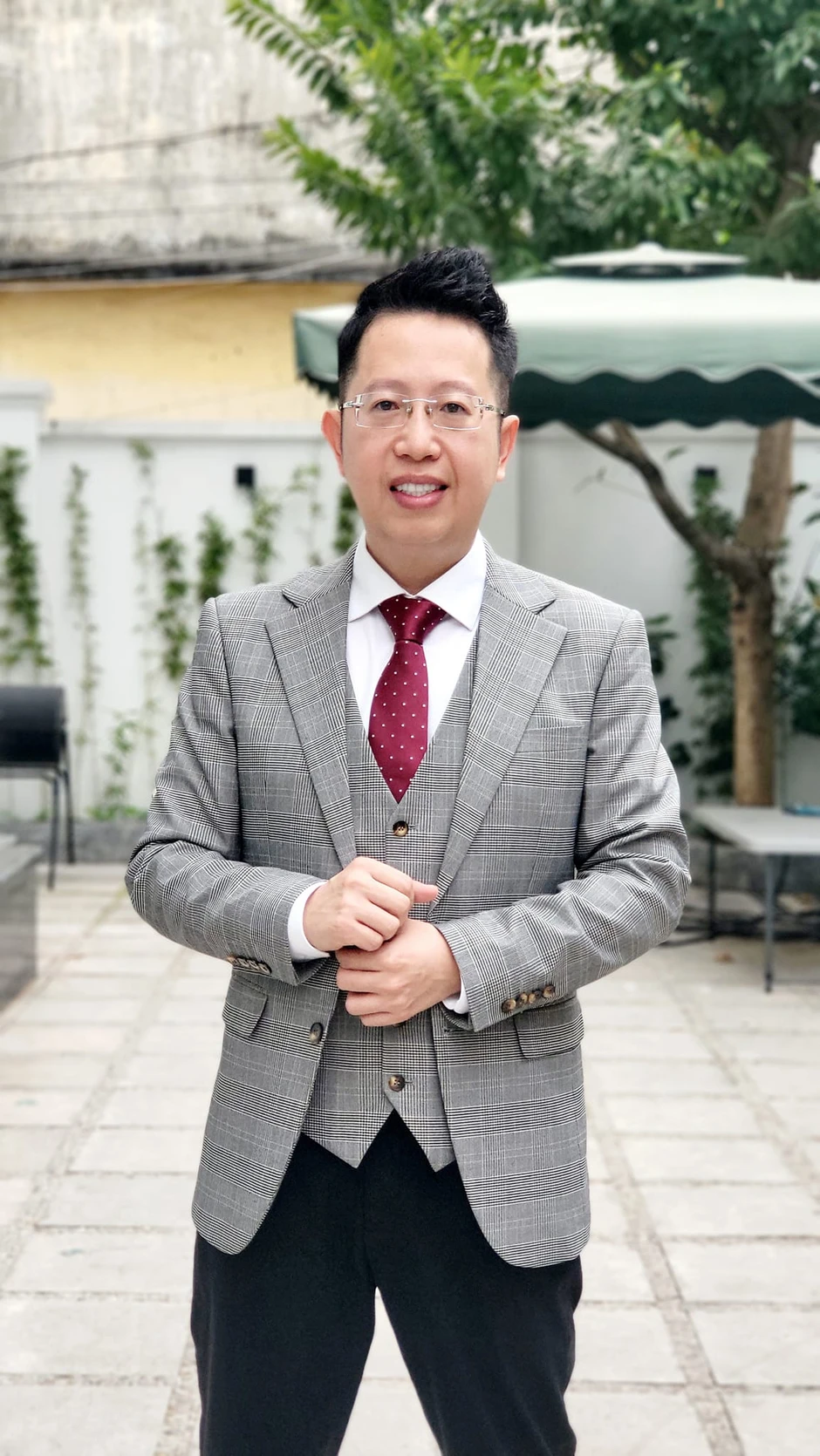 Việt Khuê - con trai nhà Toán học nổi tiếng Việt Nam: Cưới cô đồng nghiệp ở VTV, sống trong căn biệt thự bề thế Việt Khuê - con trai nhà Toán học nổi tiếng Việt Nam: Cưới cô đồng nghiệp ở VTV, sống trong căn biệt thự bề thế