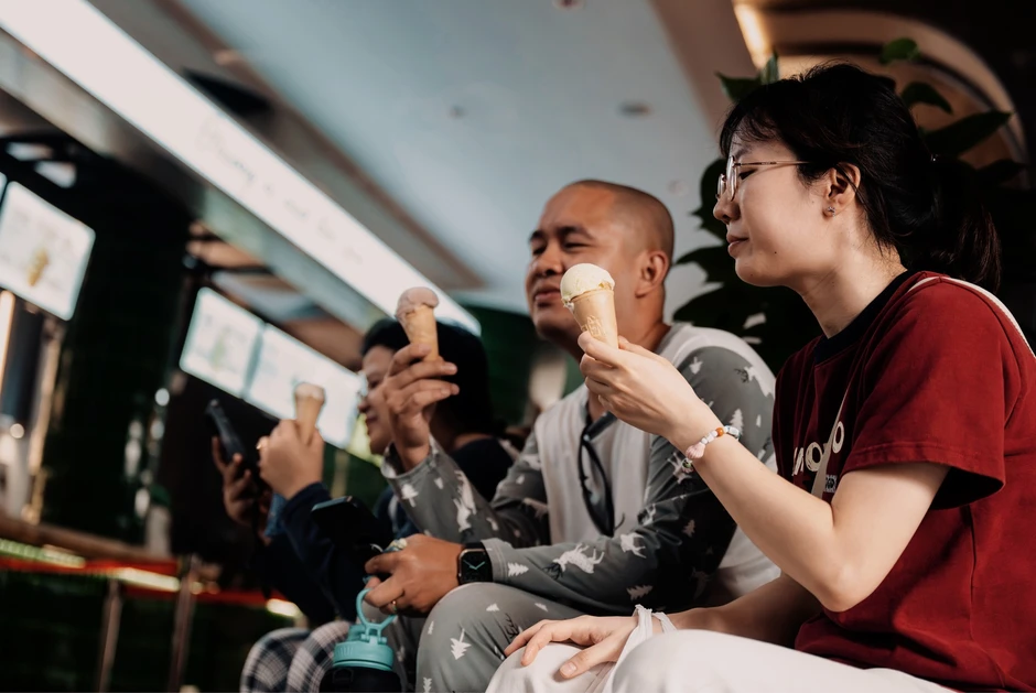 Việt Nam có 1 hàng kem bình dân được nữ Thủ tướng nước giàu bậc nhất thế giới tự mua cho cả đoàn, người giữ công thức từng chỉ học làm kem đúng 1 tháng
