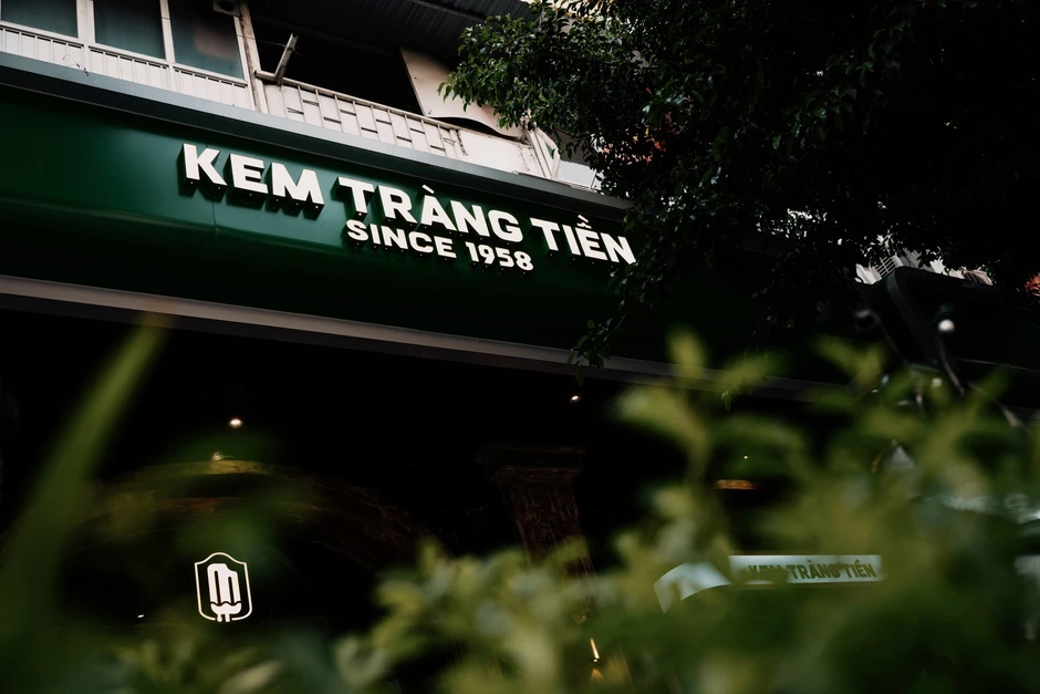 Việt Nam có 1 hàng kem bình dân được nữ Thủ tướng nước giàu bậc nhất thế giới tự mua cho cả đoàn, người giữ công thức từng chỉ học làm kem đúng 1 tháng