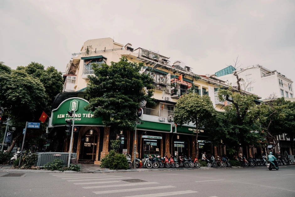 Việt Nam có 1 hàng kem bình dân được nữ Thủ tướng nước giàu bậc nhất thế giới tự mua cho cả đoàn, người giữ công thức từng chỉ học làm kem đúng 1 tháng