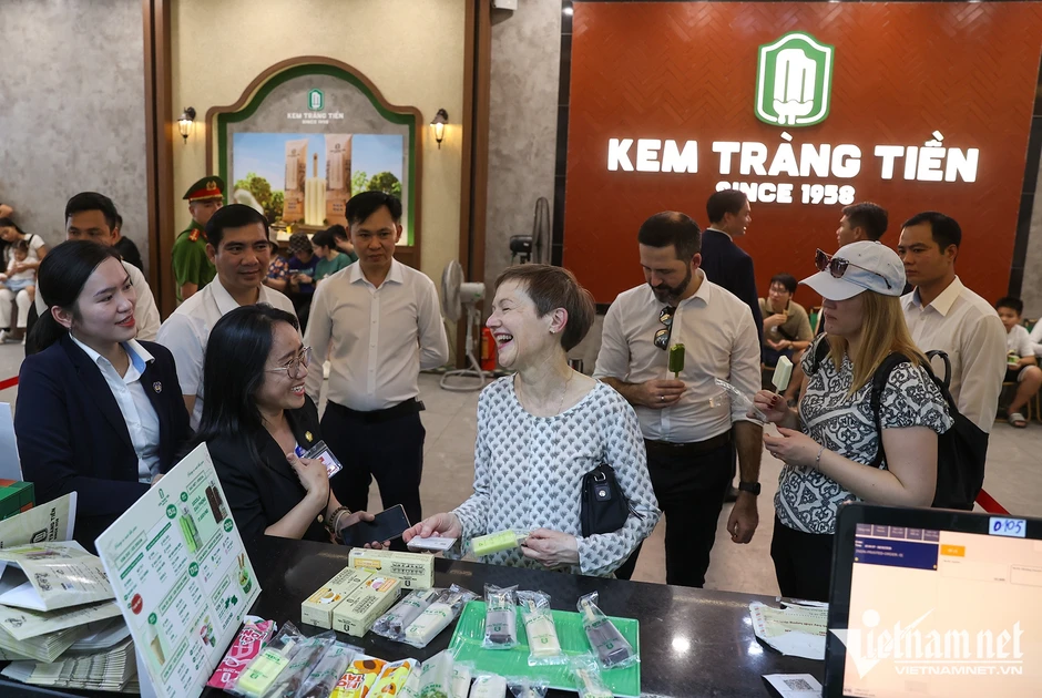 Việt Nam có 1 hàng kem bình dân được nữ Thủ tướng nước giàu bậc nhất thế giới tự mua cho cả đoàn, người giữ công thức từng chỉ học làm kem đúng 1 tháng