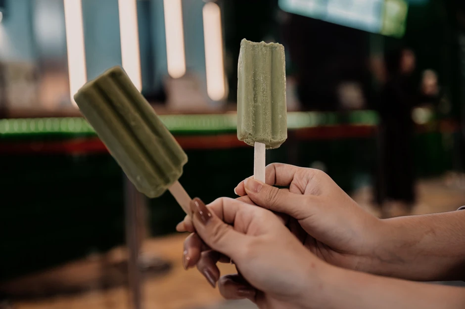 Việt Nam có 1 hàng kem bình dân được nữ Thủ tướng nước giàu bậc nhất thế giới tự mua cho cả đoàn, người giữ công thức từng chỉ học làm kem đúng 1 tháng