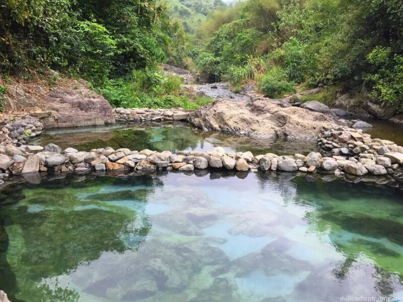 Việt Nam có dòng nước tự nhiên ấm nóng ~70 độ C quanh năm, được phát hiện cách đây 1 thế kỷ: Mạch ngầm ở độ sâu 150 m, nay liên quan đến khu nghỉ của tỷ phú Phạm Nhật Vượng Việt Nam có dòng nước tự nhiên ấm nóng ~70 độ C quanh năm, được phát hiện cách đây 1 thế kỷ: Mạch ngầm ở độ sâu 150 m, nay liên quan đến khu nghỉ của tỷ phú Phạm Nhật Vượng