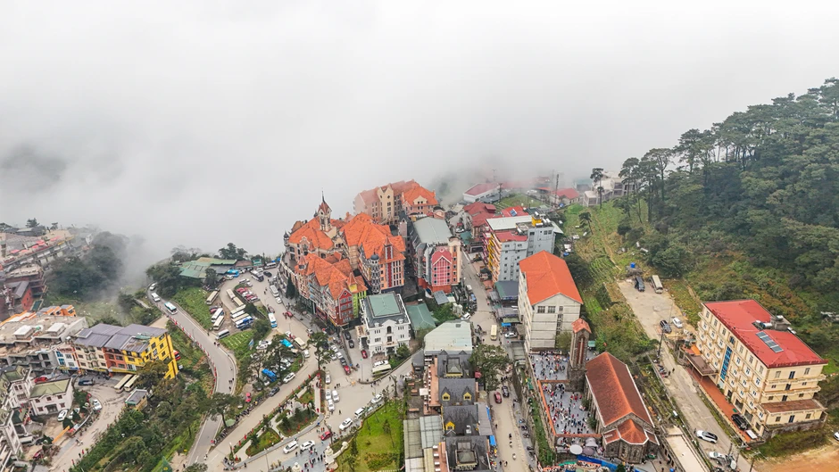 Việt Nam có một ngọn núi lửa cổ 220 triệu năm tuổi, nay là điểm du lịch nổi tiếng thế giới, quanh năm mát mẻ chỉ 20 độ, được ví như "Đà Lạt của miền Bắc"