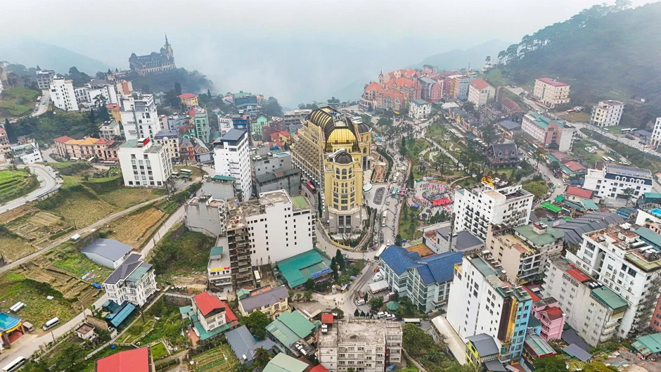 Việt Nam có một ngọn núi lửa cổ 220 triệu năm tuổi, nay là điểm du lịch nổi tiếng thế giới, quanh năm mát mẻ chỉ 20 độ, được ví như "Đà Lạt của miền Bắc"