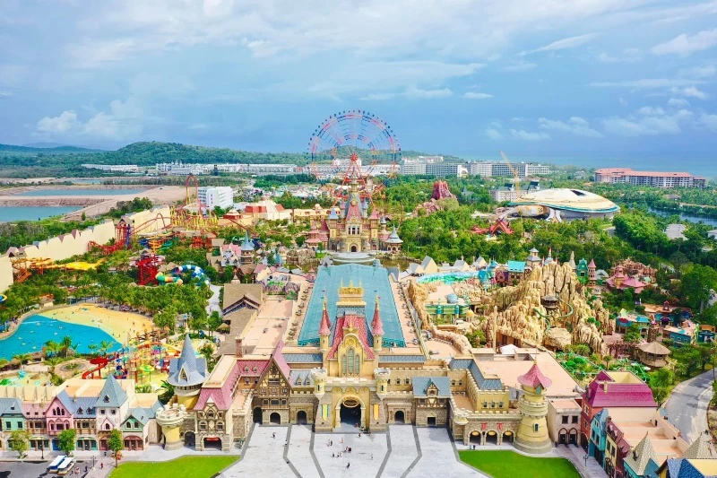 Việt Nam sở hữu “thiên đường biển xanh cát trắng nắng vàng”, được cả Vingroup và Sun Group tới làm khu nghỉ dưỡng, công viên bán hoang dã, sân bay và tuyến cáp treo 3 dây dài nhất thế giới