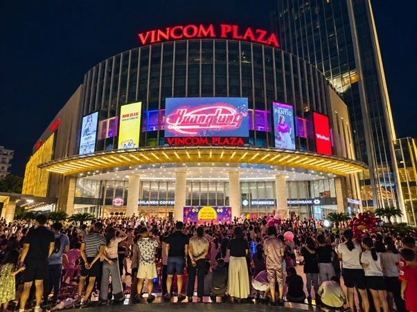 Vincom Moonifest: Lên đồ nhập hội, rước đèn đón Trung thu Vincom Moonifest: Lên đồ nhập hội, rước đèn đón Trung thu