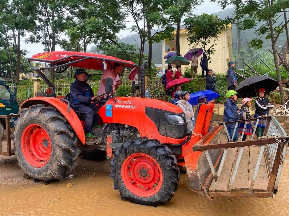 Vợ chồng nông dân lái máy cày đi cứu nạn vùng lũ Vợ chồng nông dân lái máy cày đi cứu nạn vùng lũ