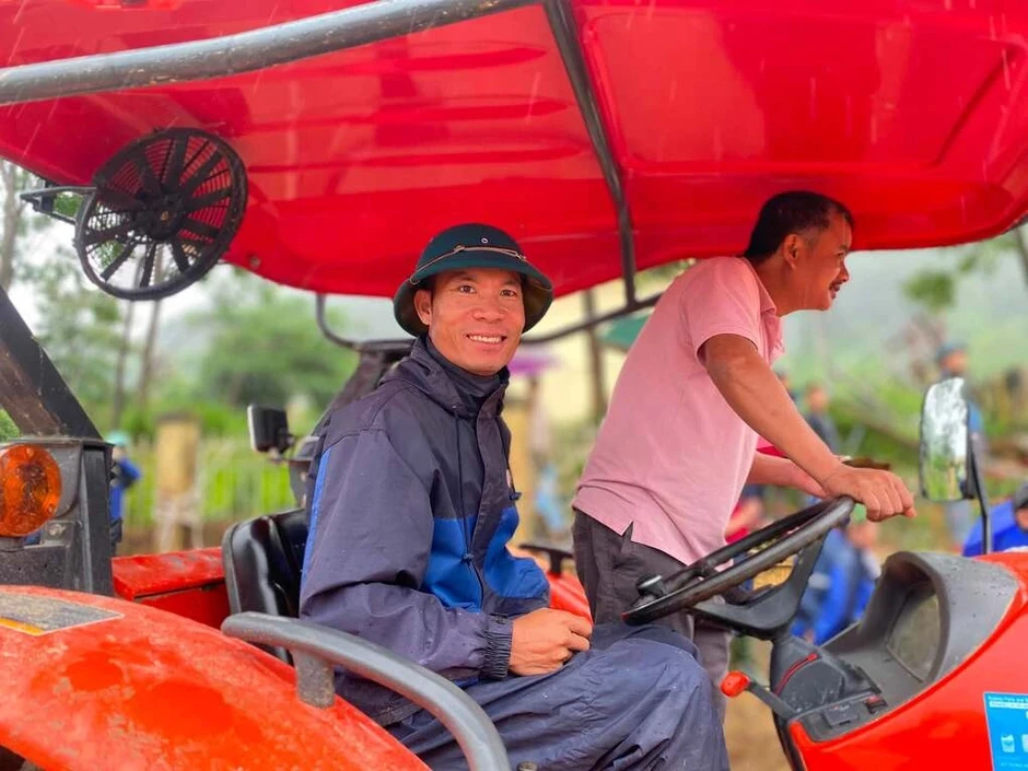 Vợ chồng nông dân lái máy cày đi cứu nạn vùng lũ Vợ chồng nông dân lái máy cày đi cứu nạn vùng lũ